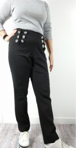 réalisation du pantalon mayfair pour femme de face avec des boutons recouverts pour habiller les fentes